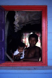 Archipel-des-Comores;-Bébé;-Famille;-Fenêtre;-France;-Homme;-Kaleidos;-Kaleidos-images;-La-parole-à-limage;-Laurent-Abad;-Maison-bleue;-Mayotte;-Océan-Indien;-Portrait;-Stories-Pictures;-Vie-quotidienne